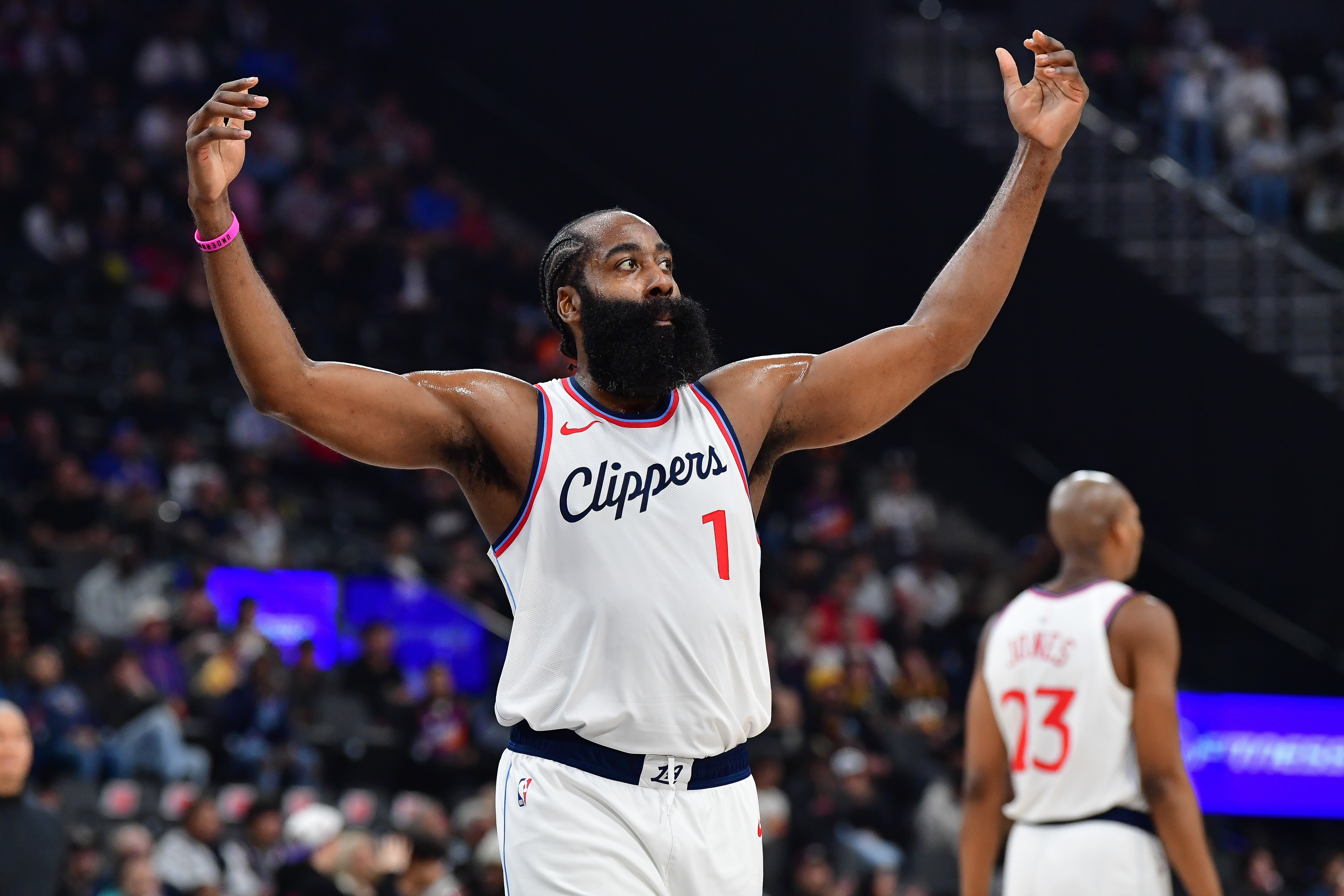 今天NBA常规赛直播：哈登首节轰下15分，火力全开爆灯💥！